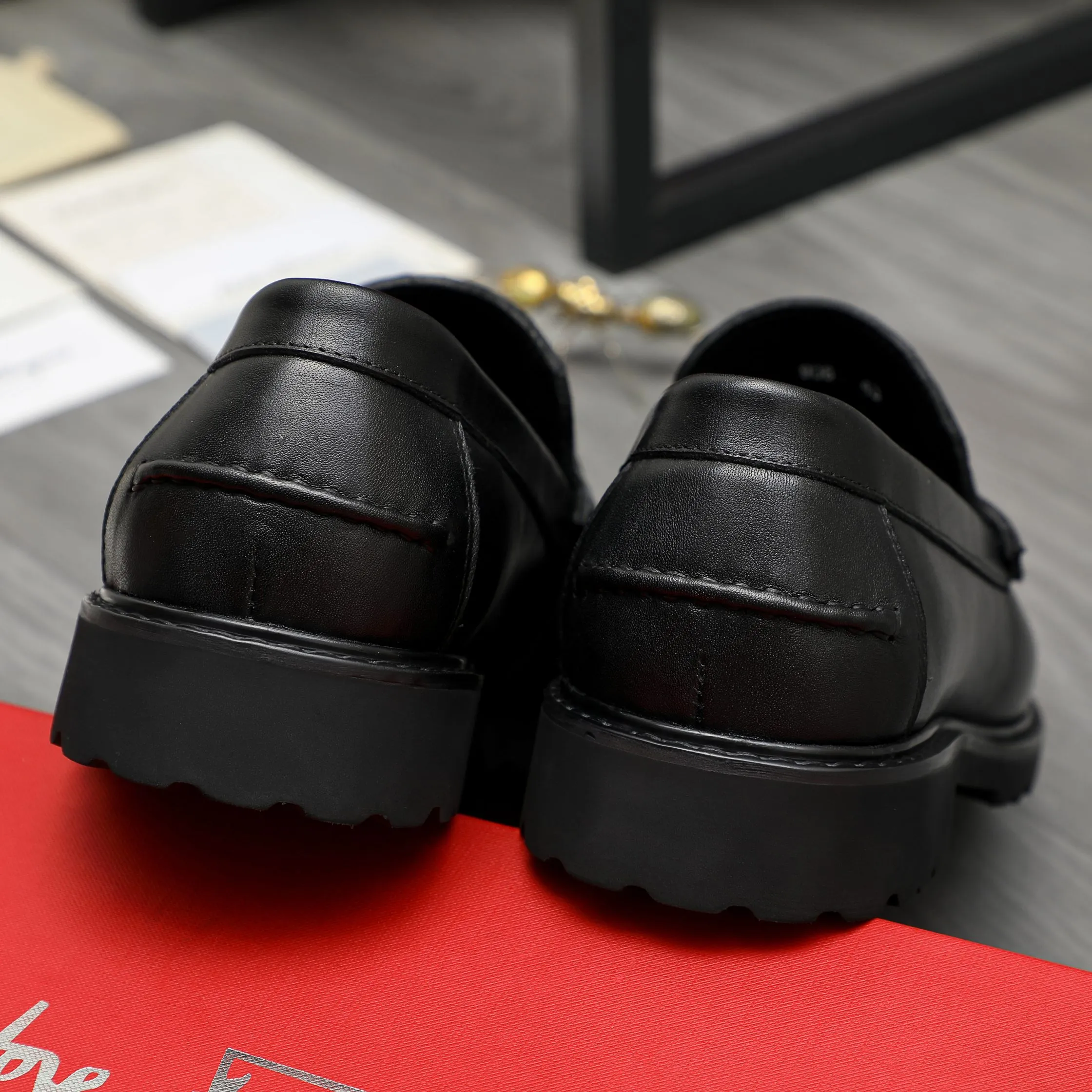 Men's shoes 💰442 Product trademark: Ferragamo "Ferragamo" business formal leather shoes Regular size: 38-46 (45.46 custom-made and non-refundable) Product materials: Selected high-quality cowhide upper, cowhide lining, non-slip rubber outsole